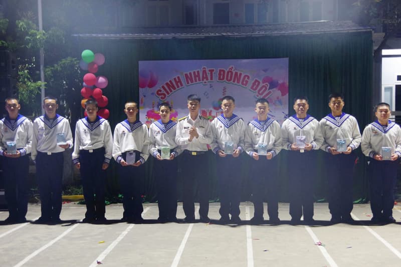 Ấm áp đêm sinh nhật đồng đội chiến sĩ mới ở Tiểu đoàn 158