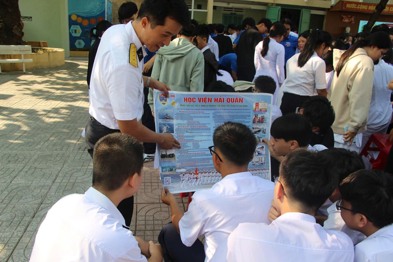 Lữ đoàn 146 tuyên truyền thu hút nguồn lực xây dựng Quân chủng Hải quân hiện đại