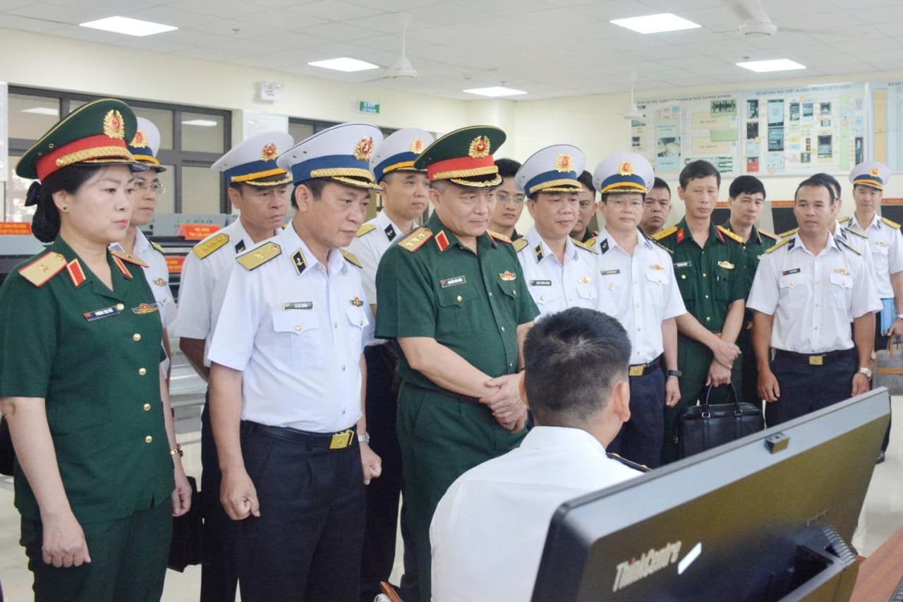 Thượng tướng Nguyễn Văn Hiền kiểm tra tại Học viện Hải quân