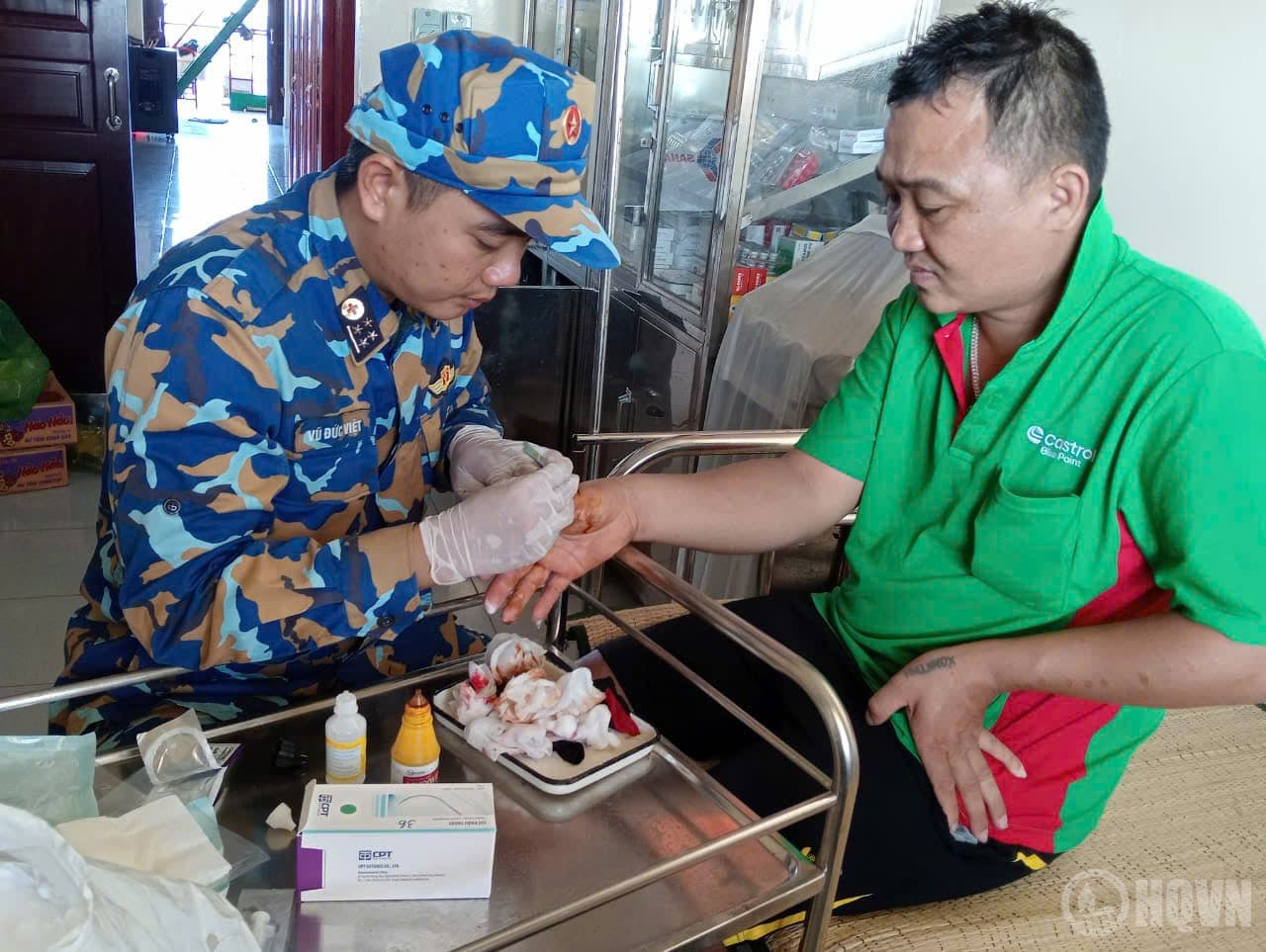 Nhà giàn DK1/7 cấp cứu ngư dân gặp nạn trên biển