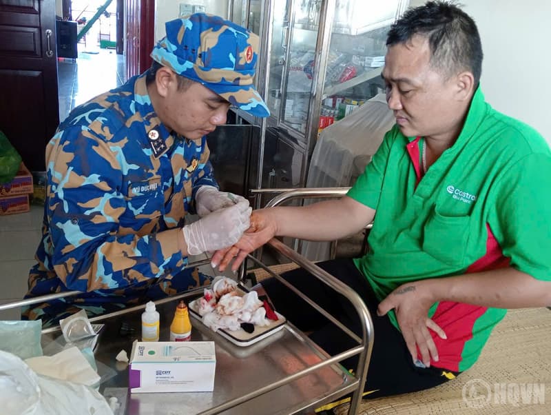 Nhà giàn DK1/7 cấp cứu ngư dân gặp nạn trên biển