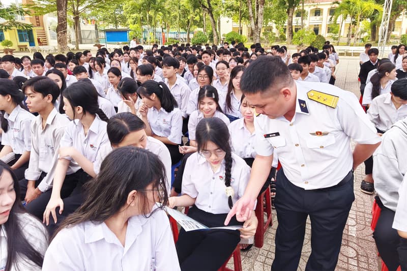 Vùng 4 Hải quân tuyên truyền biển đảo tại Lâm Đồng