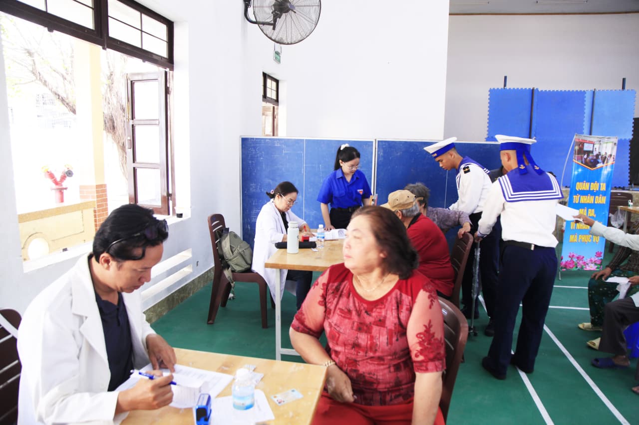 Gần 1.000 người dân được khám bệnh và cấp phát thuốc miễn phí