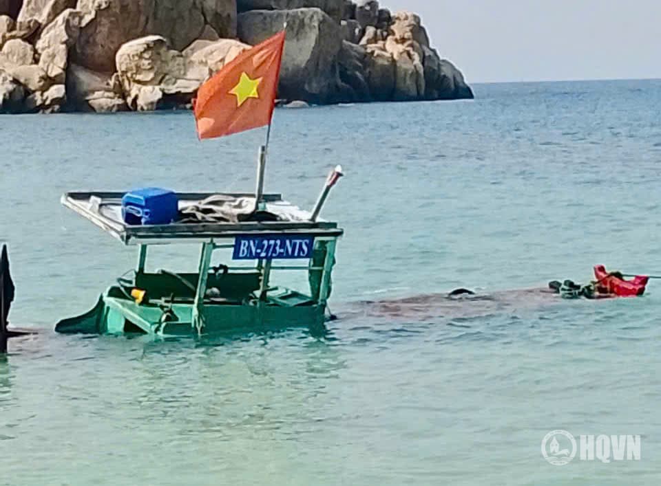 Tiểu đoàn 458 hỗ trợ ghe cá ngư dân Khánh Hòa gặp nạn trên biển