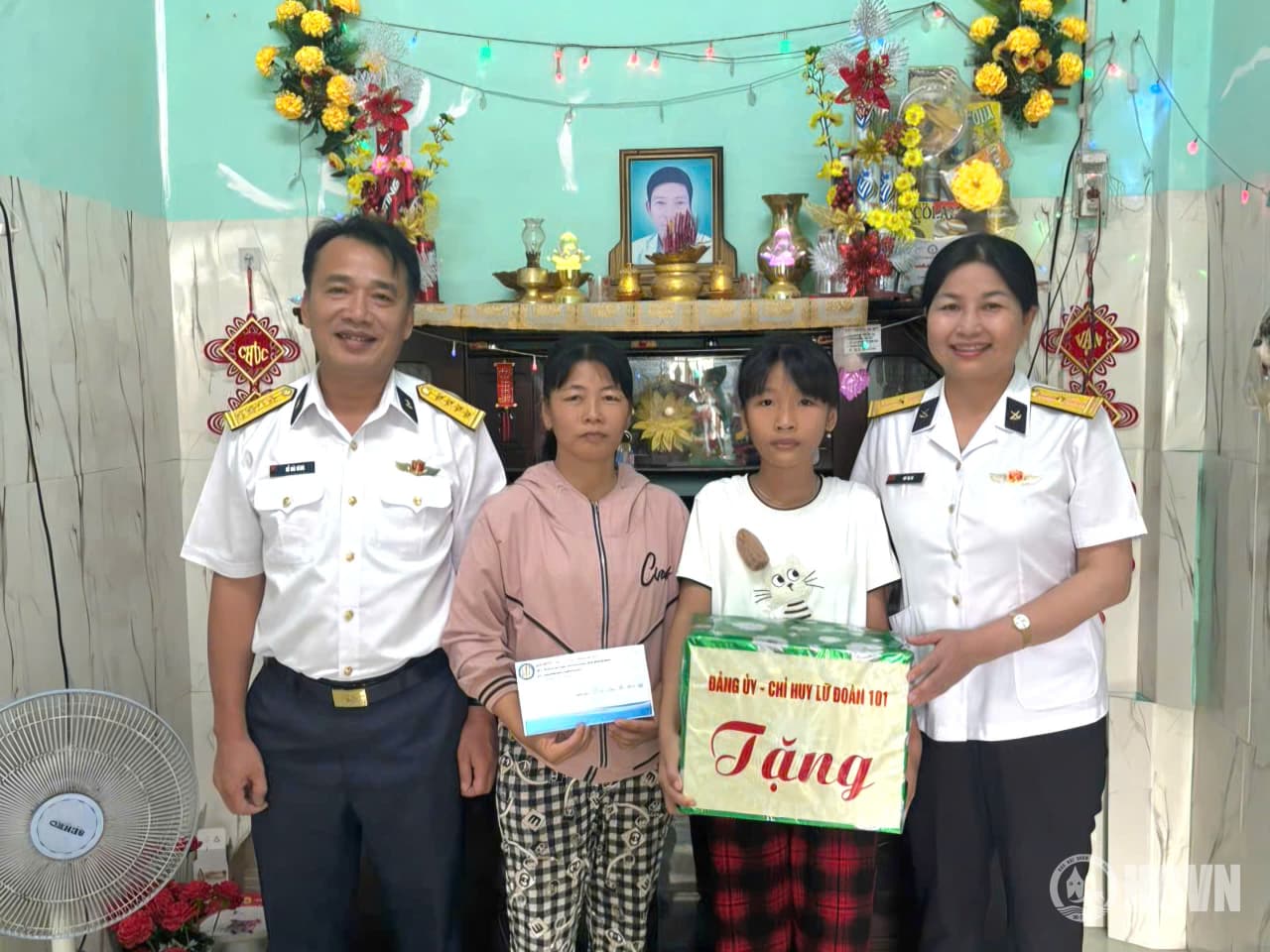 Lữ đoàn 101 thăm, tặng quà con ngư dân dịp Quốc tế thiếu nhi 1/6