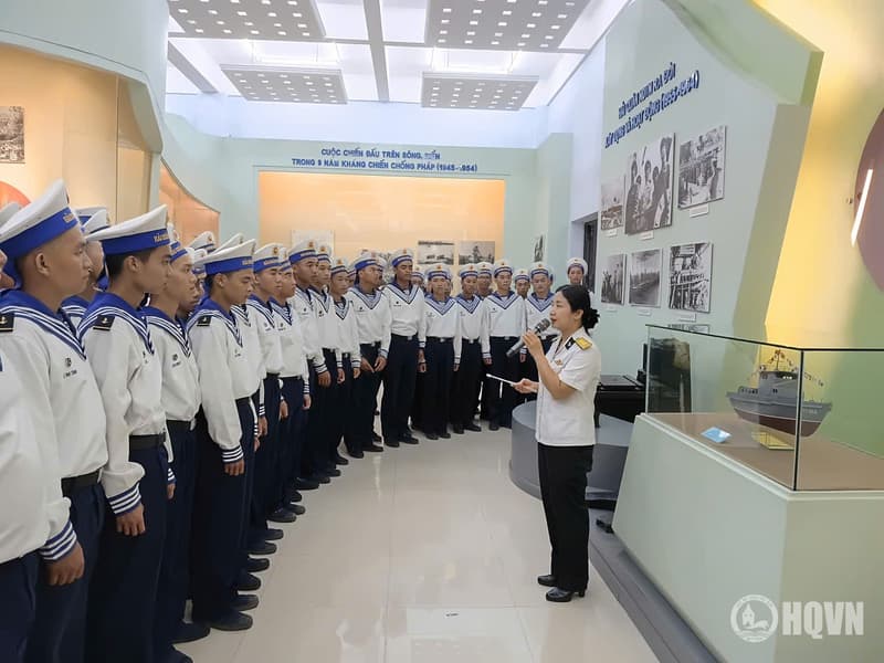 Chiến sĩ mới Lữ đoàn 147 tham quan Bảo tàng Hải quân