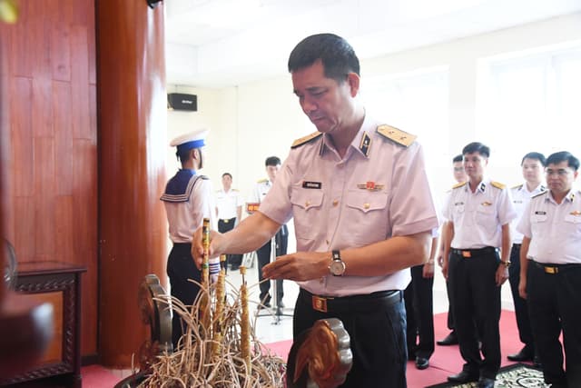Đoàn công tác Quân chủng Hải quân tưởng niệm Chủ tịch Hồ Chí Minh