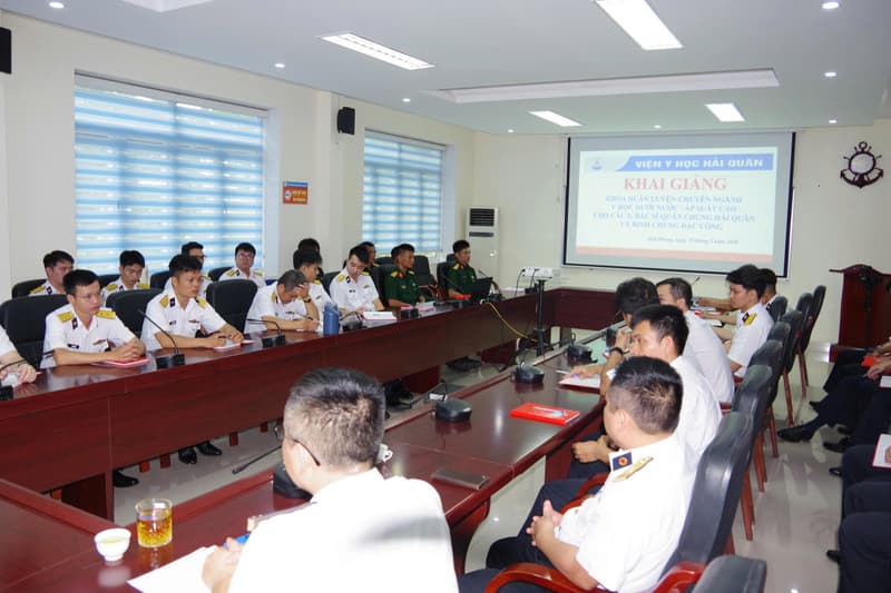 Viện Y học Hải quân khai giảng khóa huấn luyện chuyên ngành y học dưới nước