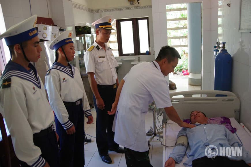 Trung tâm Y tế Trường Sa tiếp nhận, điều trị ngư dân bị bệnh trên biển