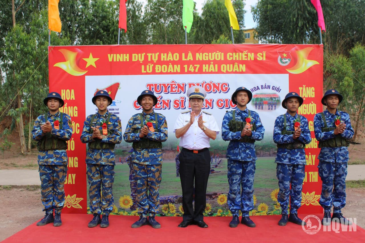 Chiến sĩ mới Lữ đoàn 147 bắn tập tổng hợp