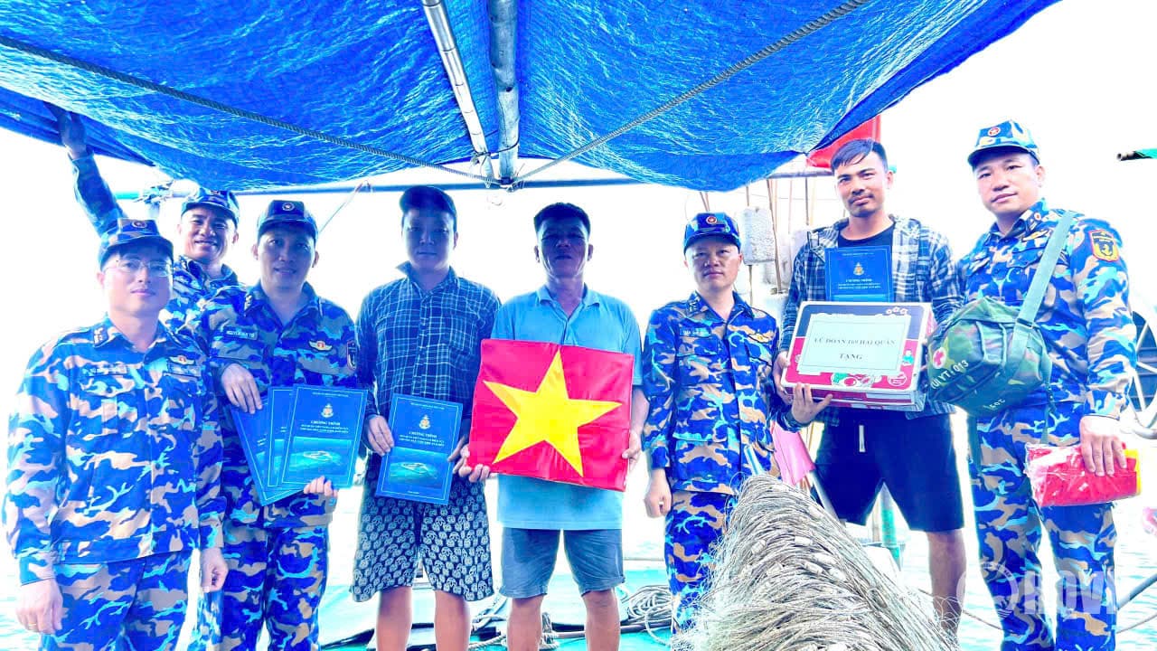 Lữ đoàn 169 tặng quà cho ngư dân trên vùng biển Quảng Ninh