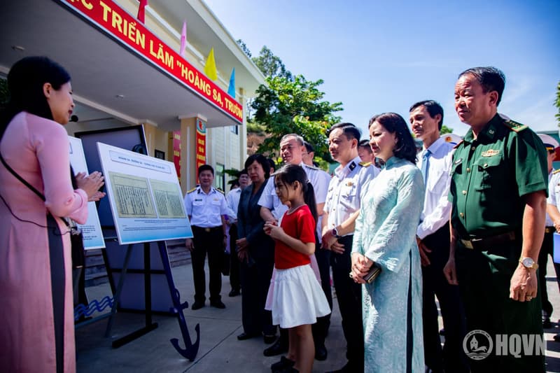 Khai mạc triển lãm “Hoàng Sa, Trường Sa - Biển đảo thiêng liêng”