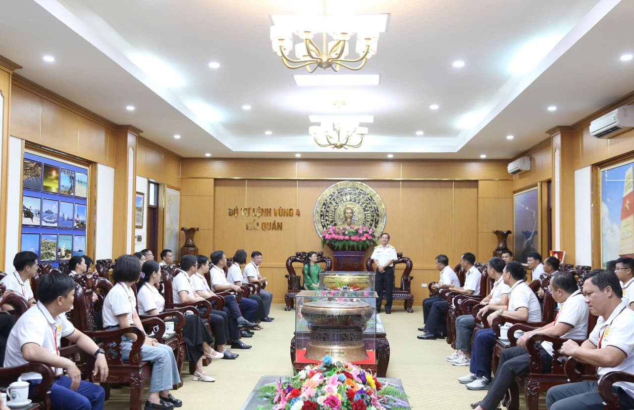 Đoàn cán bộ, học viên Học viện Chính trị nghiên cứu thực tế tại Vùng 4 Hải quân
