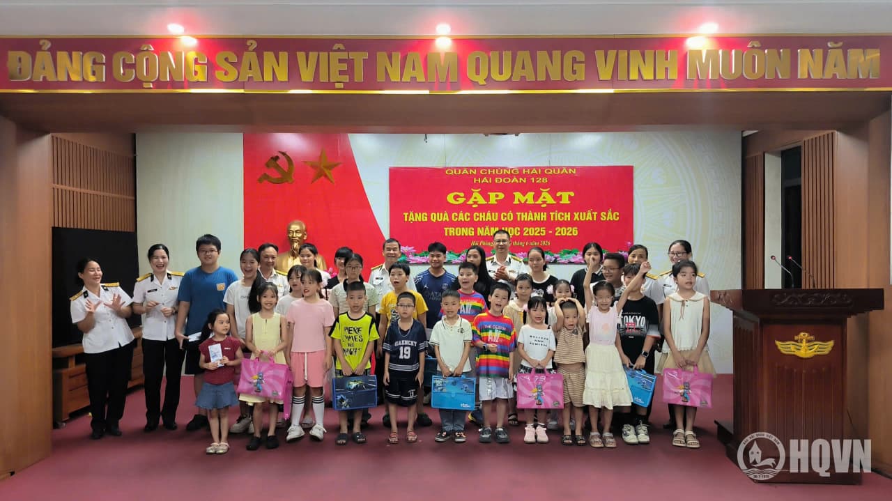 Công ty 128 tặng quà các cháu học sinh có thành tích xuất sắc