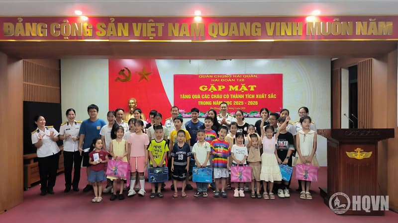 Công ty 128 tặng quà các cháu học sinh có thành tích xuất sắc