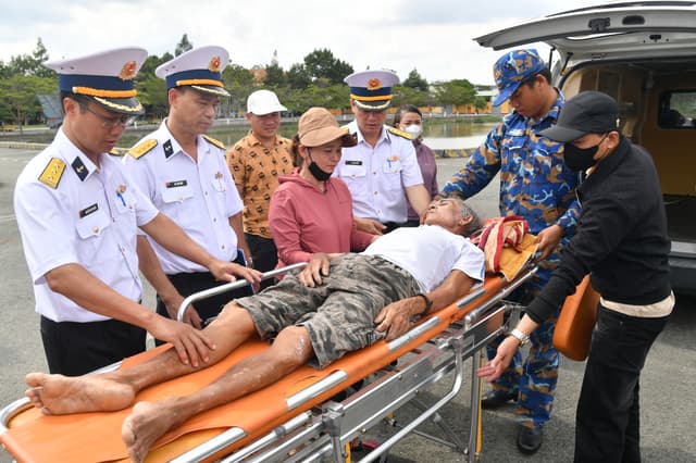 Tàu 608 đưa ngư dân bị bệnh về bờ an toàn