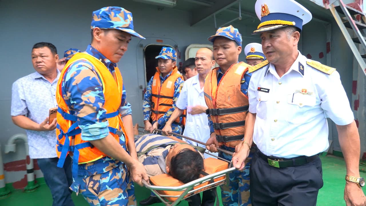 Bàn giao ngư dân được cứu chữa tại đảo Nam Yết cho gia đình