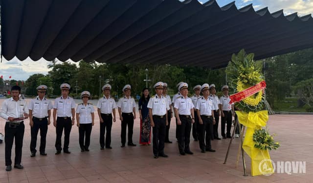 Hải đoàn 128 dâng hương, dâng hoa tưởng niệm các Anh hùng liệt sĩ