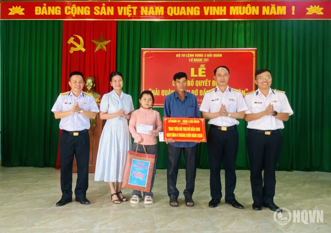 Lữ đoàn 161 trao quyết định nhận đỡ đầu con ngư dân tại tỉnh Quảng Trị