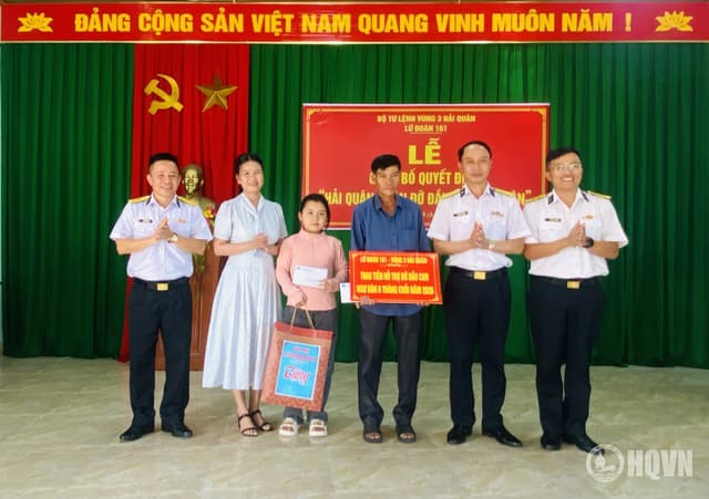 Lữ đoàn 161 trao quyết định nhận đỡ đầu con ngư dân tại tỉnh Quảng Trị