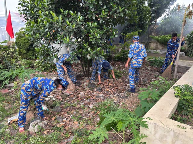 Tuổi trẻ Kho 703 chỉnh trang khuôn viên nghĩa trang liệt sĩ phường Bạch Đằng