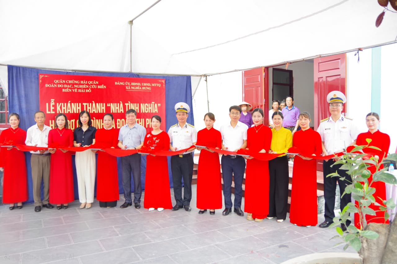 Đoàn Đo đạc, nghiên cứu biển, biên vẽ hải đồ viếng nghĩa trang liệt sĩ và trao nhà tình nghĩa