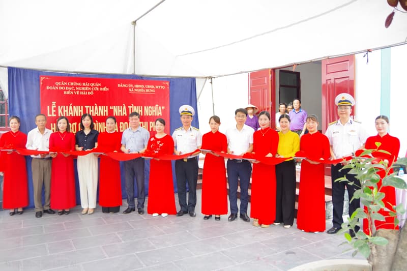 Đoàn Đo đạc, nghiên cứu biển, biên vẽ hải đồ viếng nghĩa trang liệt sĩ và trao nhà tình nghĩa