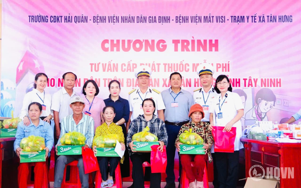 Trường Cao đẳng Kỹ thuật Hải quân tuyên truyền biển đảo, khám bệnh, cấp phát thuốc miễn phí tại Tây Ninh