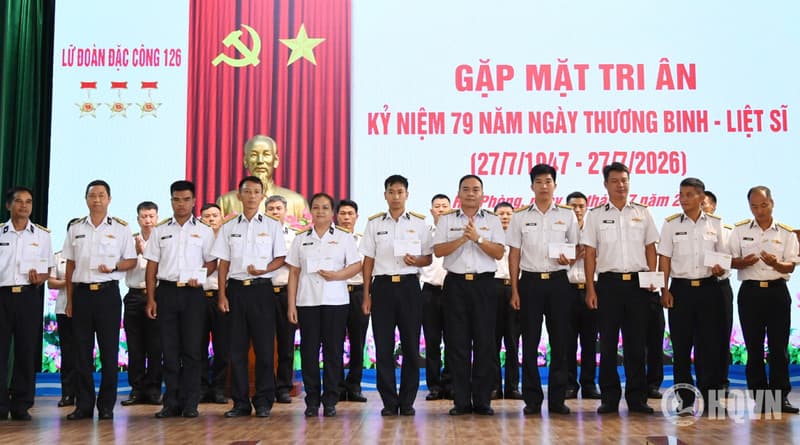 Lữ đoàn 126 gặp mặt, tặng quà đối tượng chính sách dịp 27/7