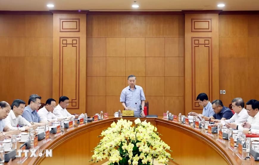 Vận dụng đúng phương pháp cách mạng trong đấu tranh phòng, chống “tự diễn biến”, “tự chuyển hóa” trong giai đoạn hiện nay