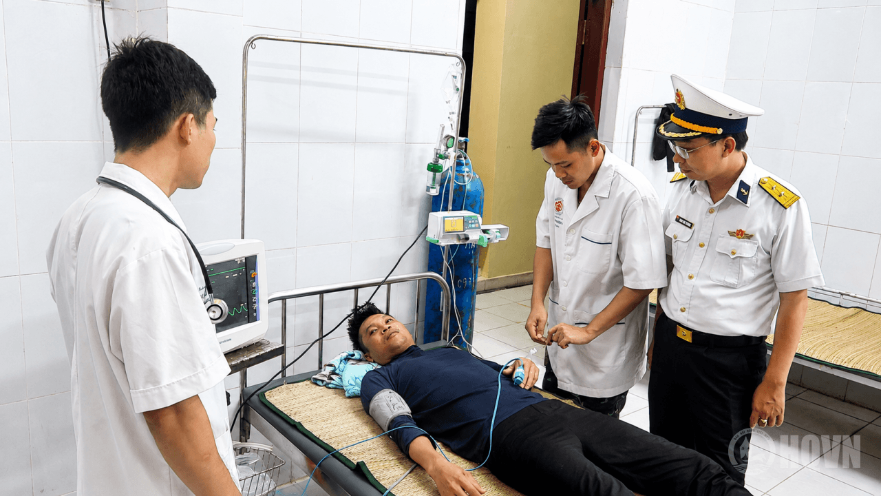 Bệnh xá đảo Song Tử Tây cấp cứu ngư dân bị bệnh trên biển