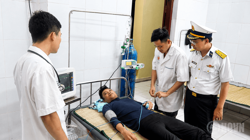 Bệnh xá đảo Song Tử Tây cấp cứu ngư dân bị bệnh trên biển