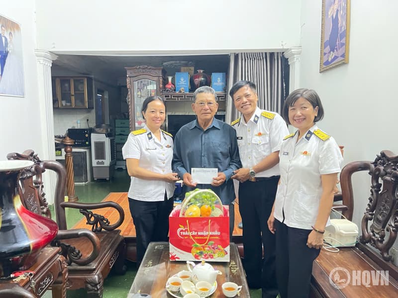 Trung tâm Quan trắc - Phân tích Môi trường biển tri ân người có công