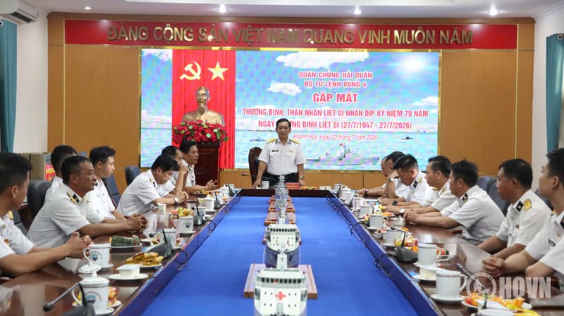Vùng 4 Hải quân gặp mặt, tặng quà thương binh, thân nhân liệt sĩ