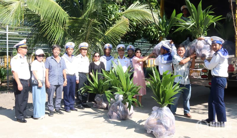 Vùng 4 tiếp nhận 8.000 cây dừa hưởng ứng Chương trình “Xanh hóa Trường Sa”
