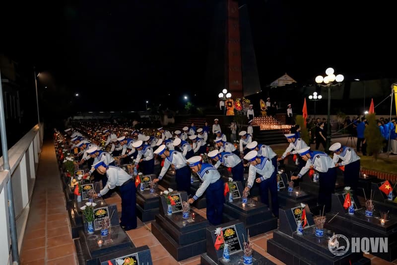 Cán bộ, chiến sĩ Tiểu đoàn 158 tham gia thắp nến tri ân các Anh hùng liệt sĩ