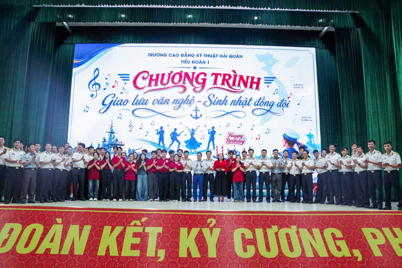 Ấm áp sinh nhật đồng đội ở Trường Cao đẳng Kỹ thuật Hải quân