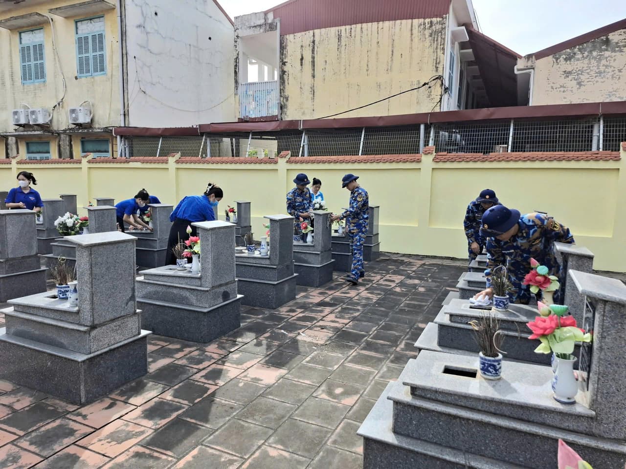 Cán bộ, chiến sĩ Lữ đoàn 602 tham gia làm đẹp nghĩa trang liệt sĩ Đằng Hải