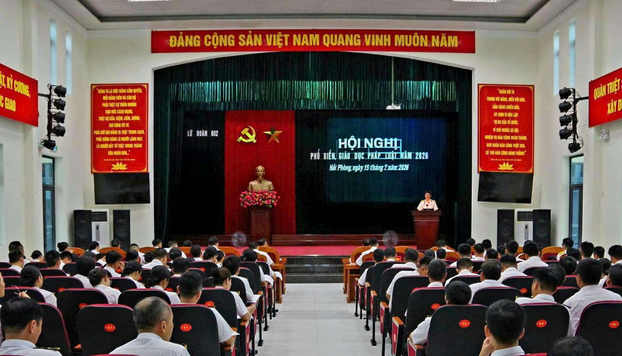Lữ đoàn 602 phối hợp phổ biến, giáo dục pháp luật cho bộ đội