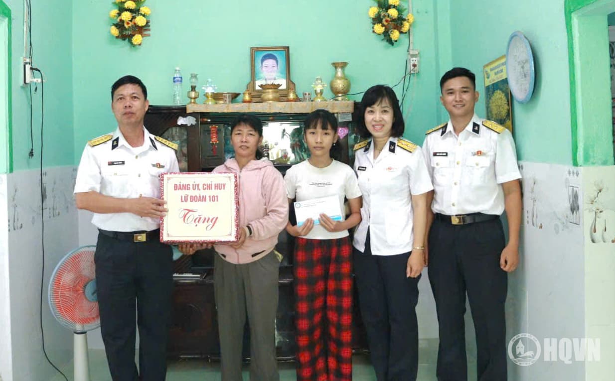 Lữ đoàn 101 tặng quà con ngư dân dịp năm học mới