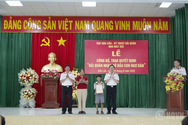 Nhà máy X52 trao quyết định nhận đỡ đầu con ngư dân tại Đắk Lắk
