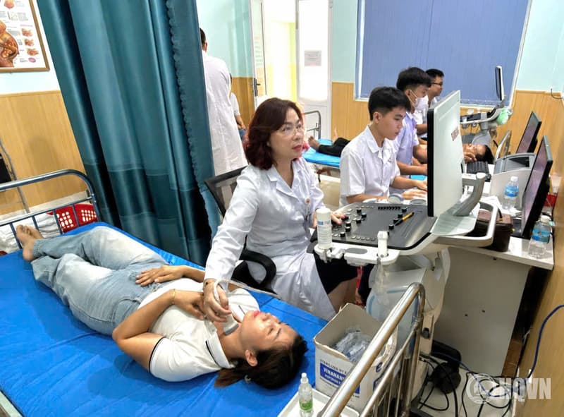 Bệnh viện Nội tiết Trung ương khám bệnh cho quân nhân Vùng 4 Hải quân