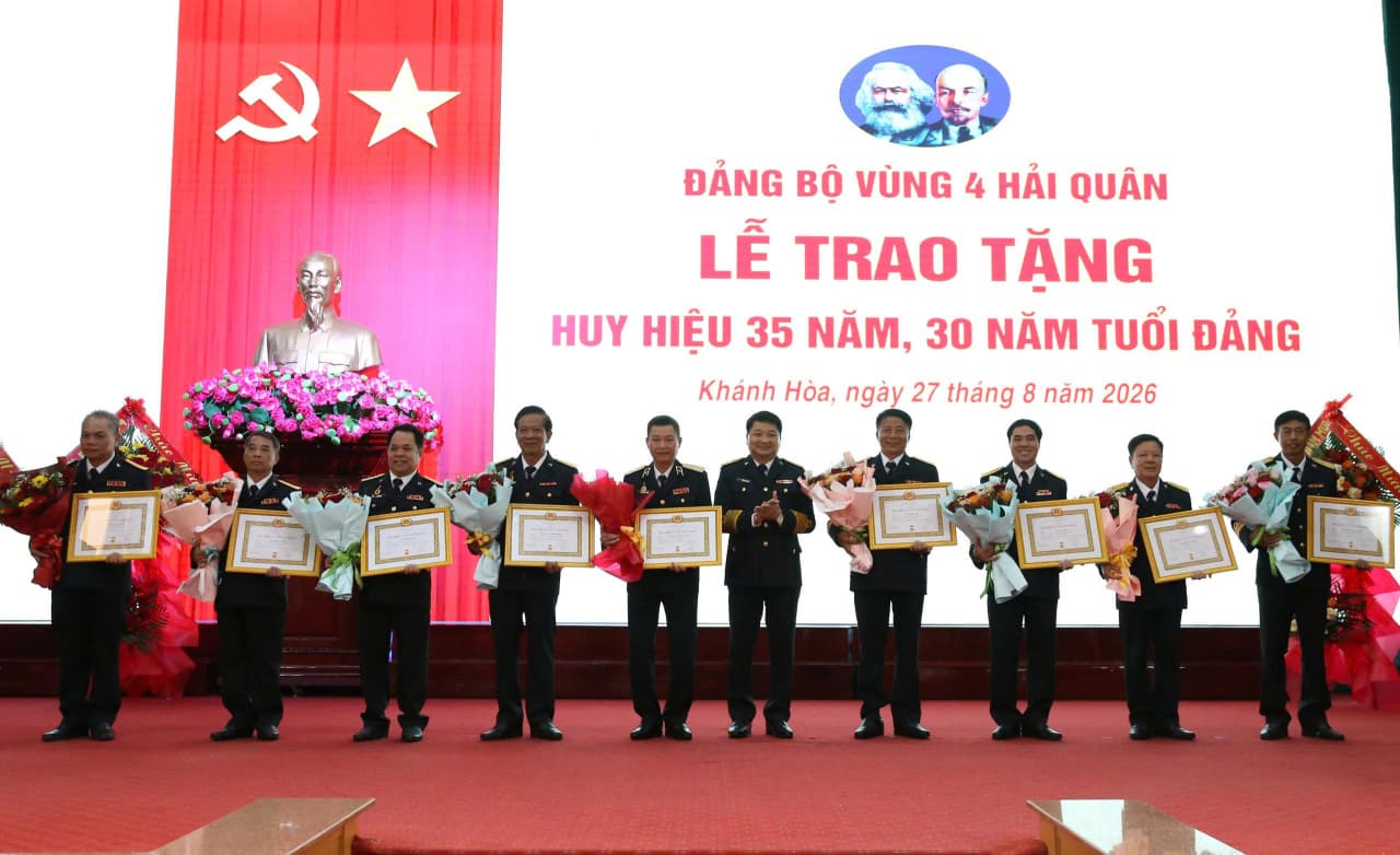 Đảng bộ Vùng 4 trao tặng Huy hiệu Đảng cho 30 đảng viên