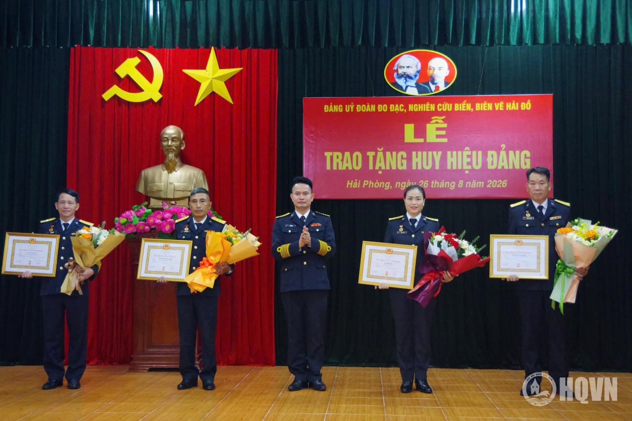 Đảng uỷ Đoàn Đo đạc, nghiên cứu biển, biên vẽ hải đồ trao Huy hiệu Đảng dịp 2/9