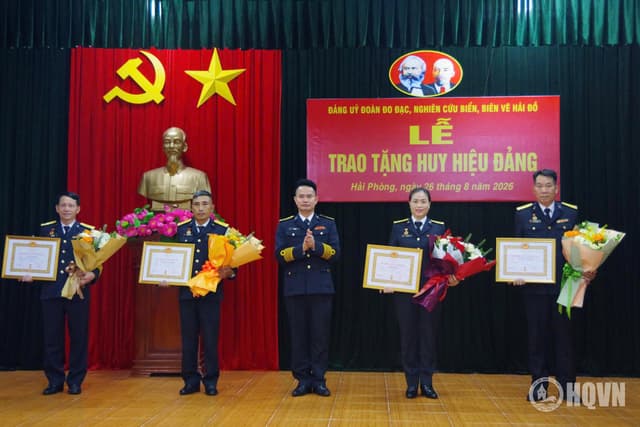 Đảng uỷ Đoàn Đo đạc, nghiên cứu biển, biên vẽ hải đồ trao Huy hiệu Đảng dịp 2/9