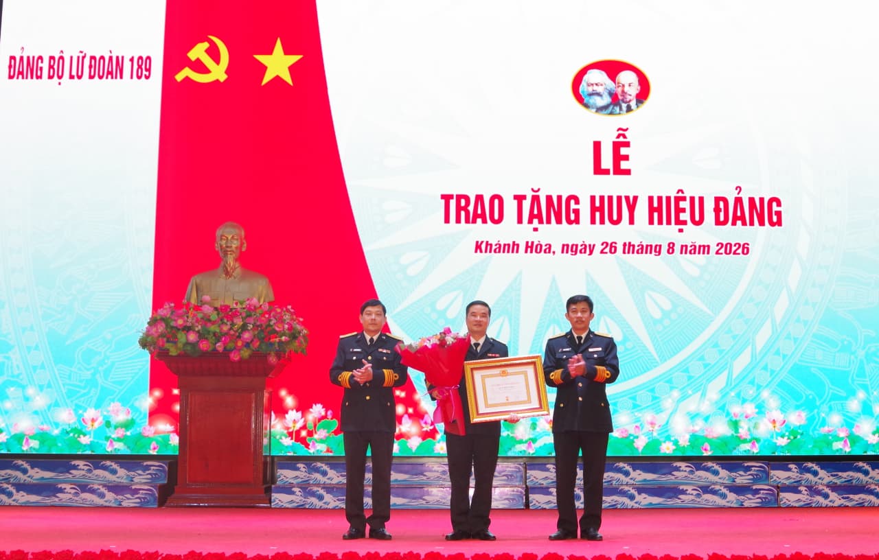 Lữ đoàn 189 trao tặng Huy hiệu 30 năm tuổi Đảng