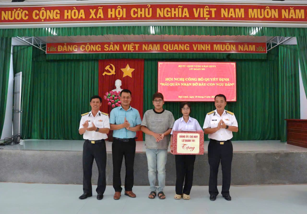 Lữ đoàn 101 trao quyết định nhận đỡ đầu con ngư dân tại Khánh Hòa
