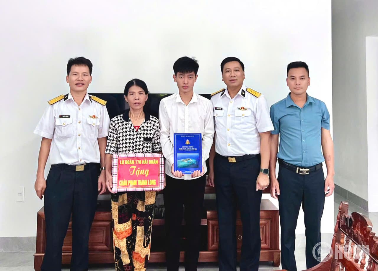 Lữ đoàn 170 thăm, tặng quà con ngư dân nhân dịp năm học mới