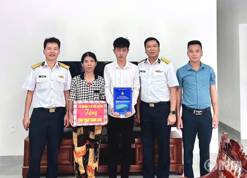 Lữ đoàn 170 thăm, tặng quà con ngư dân nhân dịp năm học mới