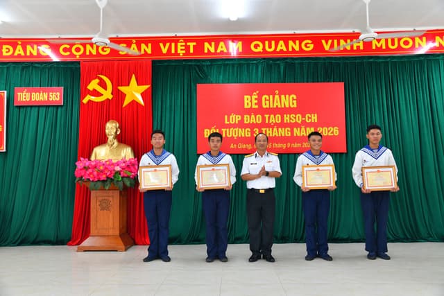 Tiểu đoàn 563 bế giảng lớp đào tạo hạ sĩ quan chỉ huy